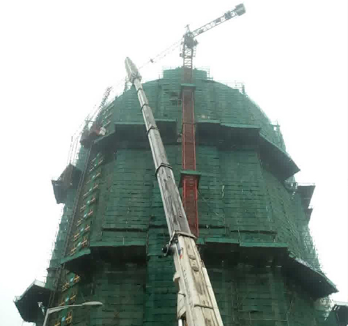 柳河吊车在工地上作业